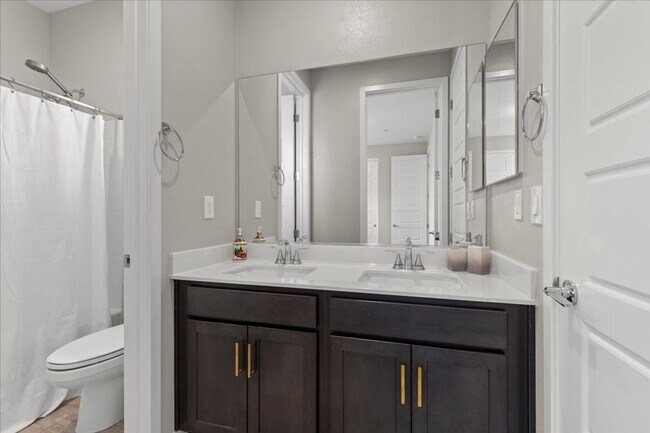 Building Photo - Luxurious, Modern, Completely Renovated 3 ...