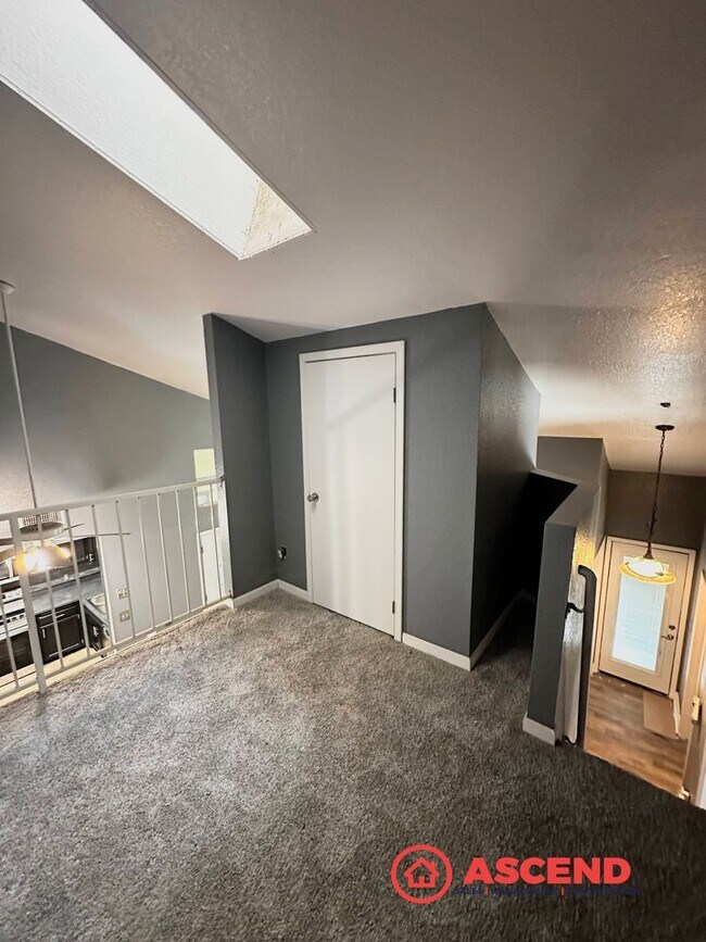 Building Photo - Charming Condo Located in HOA!