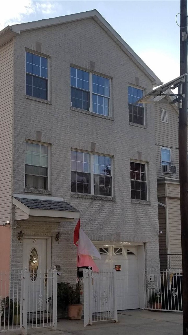 Building Photo - 27 Jewett Ave