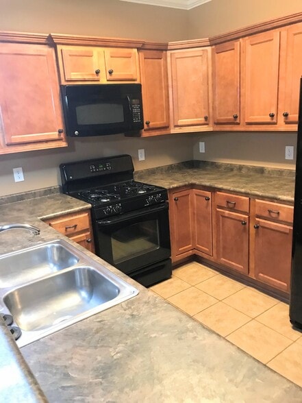 Kitchen equipped with all appliances - 150 Singapore Cir