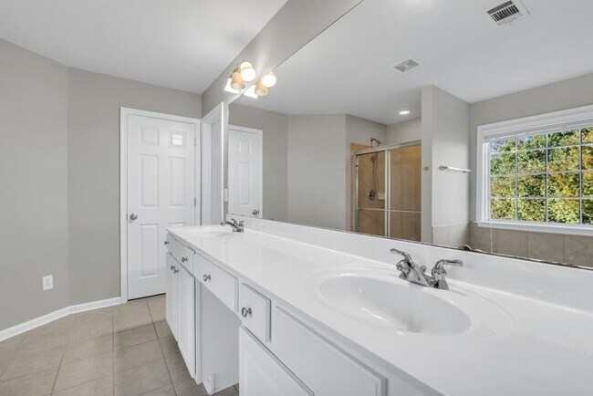 Building Photo - 701 Courageous Ct