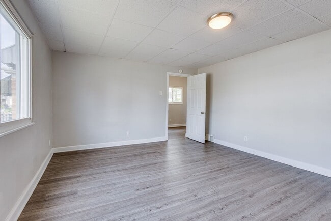 Building Photo - AVAILABLE JULY 2026 - Spacious 2 Bedroom Home w/ Fenced Yard & AC!