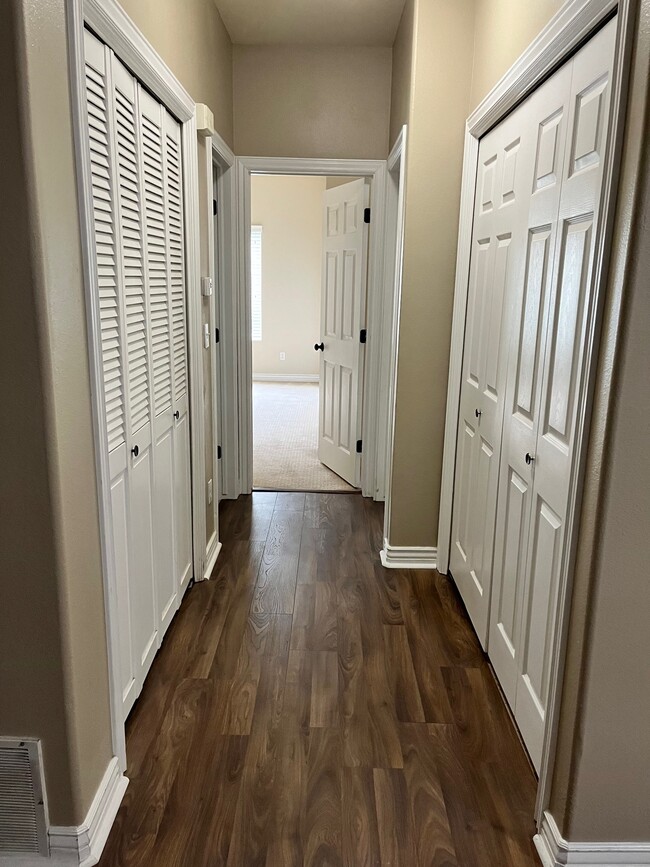 Building Photo - 3859 S Mitchell Cove