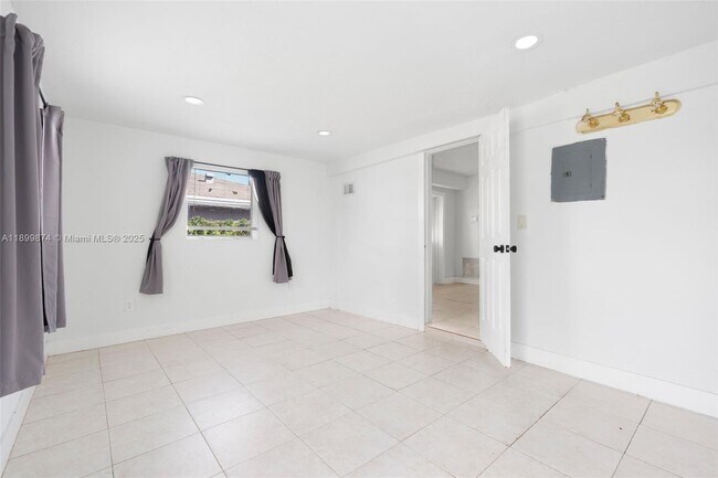 Building Photo - 308 NW 2nd Ave