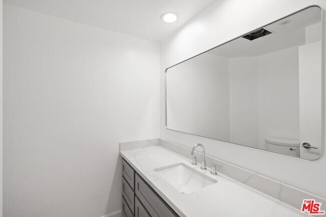 Building Photo - 656 N W Knoll Dr