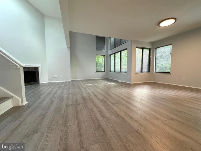 Building Photo - 104 Sayre Dr