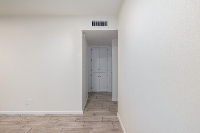 Building Photo - 5107 N 28th Dr