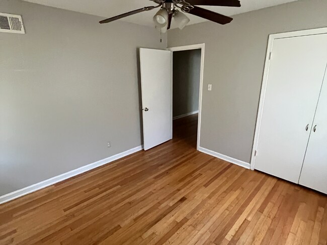 Building Photo - 3026 S Edgeware Rd