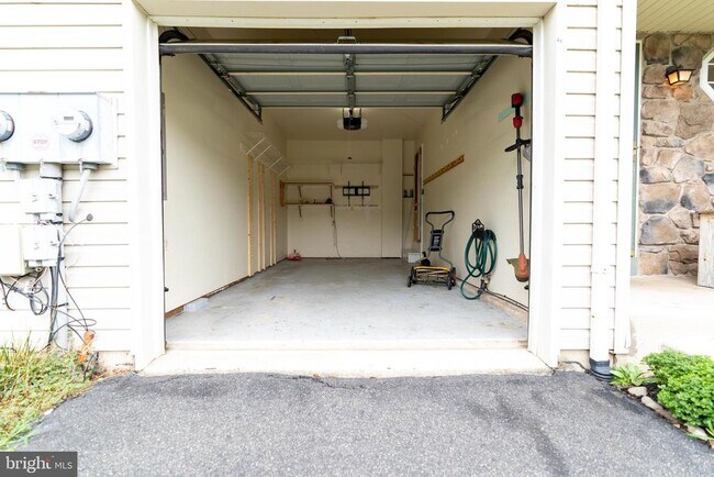 Building Photo - 200 Strawberry Ln
