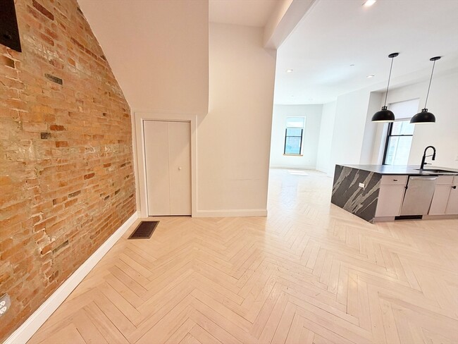 Building Photo - 182 Webster St