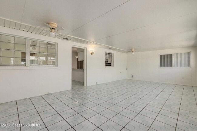 Building Photo - 302 Emerald Pl E
