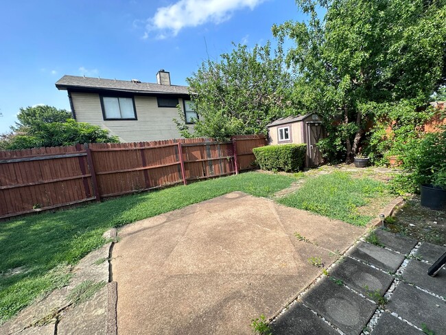 Building Photo - Minutes to COSTCO, great Location!