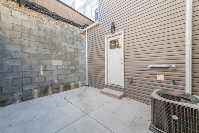 Building Photo - 1522 S 9th St