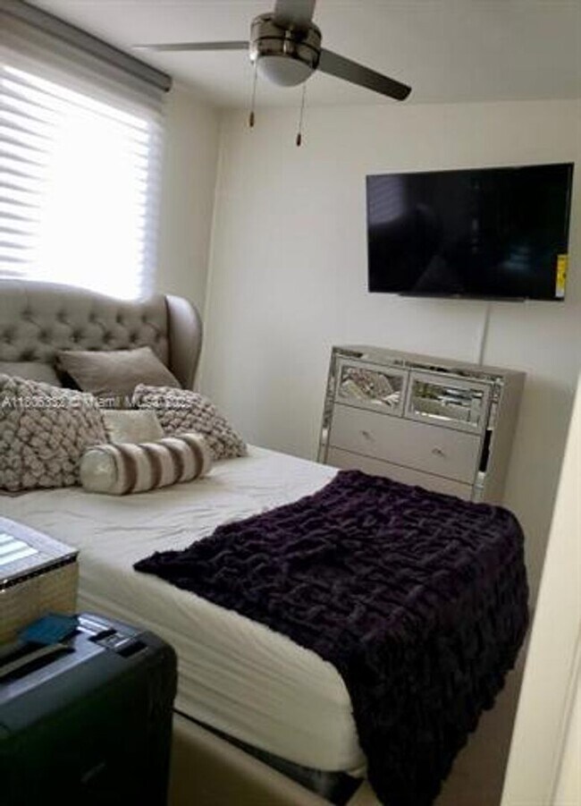 Building Photo - 6660 NW 105th Ct