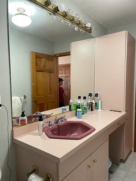 first floor unit - full bathroom - 229 Chapel St