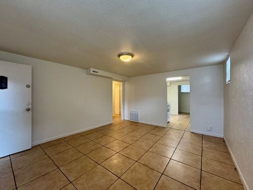 Building Photo - Large 2 Bedroom 1 Bath Unit Available NOW!!
