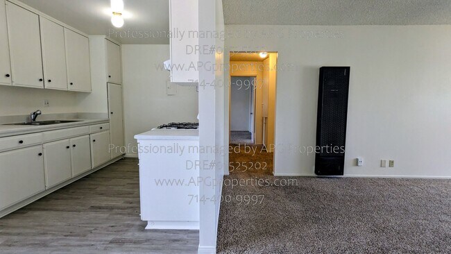 Building Photo - 1810 W Greenleaf Ave