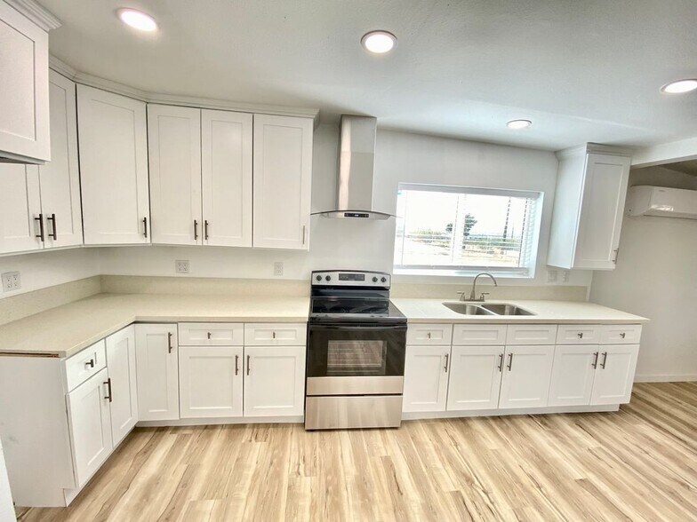 Building Photo - 24729 Roxbury Rd