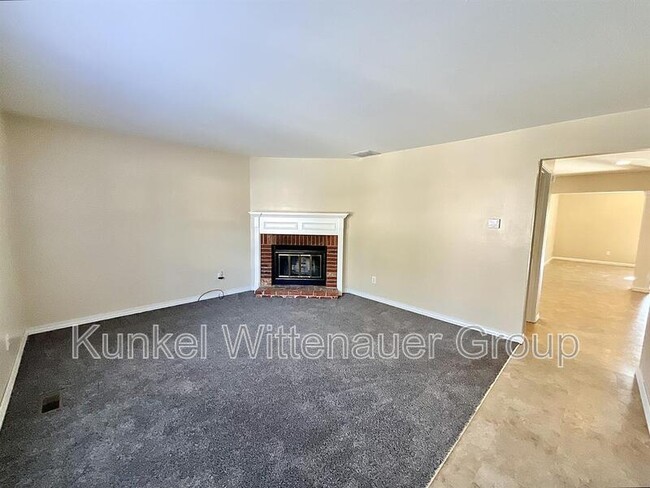 Building Photo - 13 Twin Oaks Dr