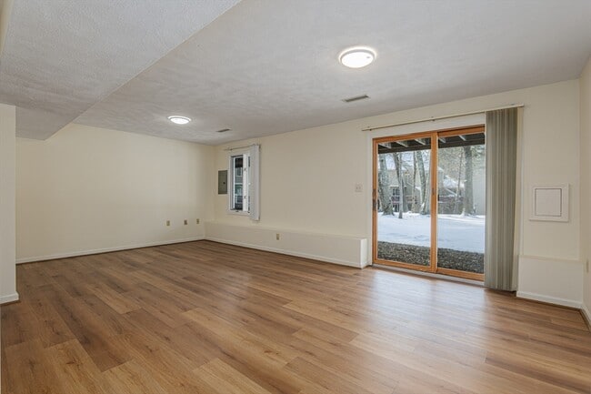 Building Photo - 13 Iris Way