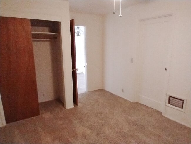 Building Photo - 2 Bedroom Orland Home