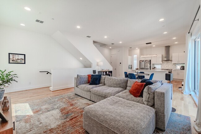 Building Photo - 3 Bed 3 Bath Townhome - Gated Community & Downtown Views! Lower Greenville area