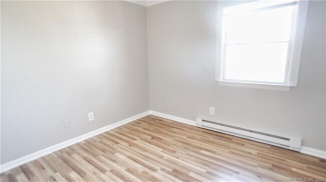 Building Photo - 25 Maple St