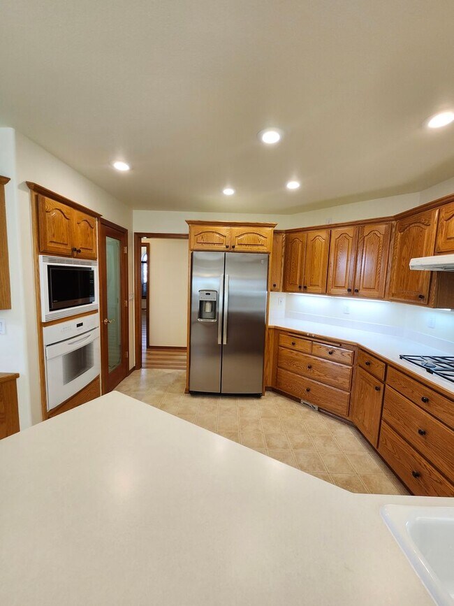 Building Photo - New Listing in a Beautiful Location in a Golf Community