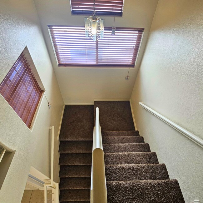 Building Photo - MOVE-IN READY 4BR/3BA SINGLE FAMILY HOME I...