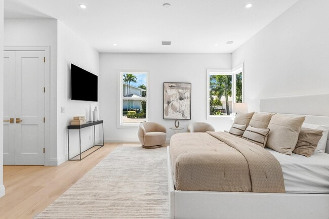 Building Photo - 735 NE 6th St