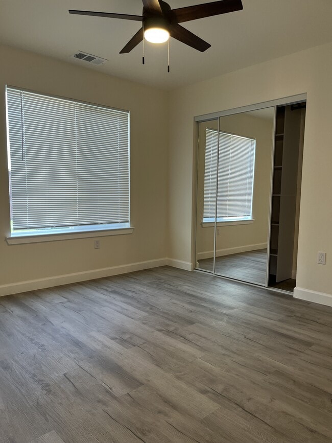 Building Photo - 5104 Chestnut Rd