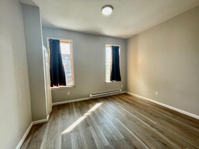 Building Photo - 1323 W Butler St