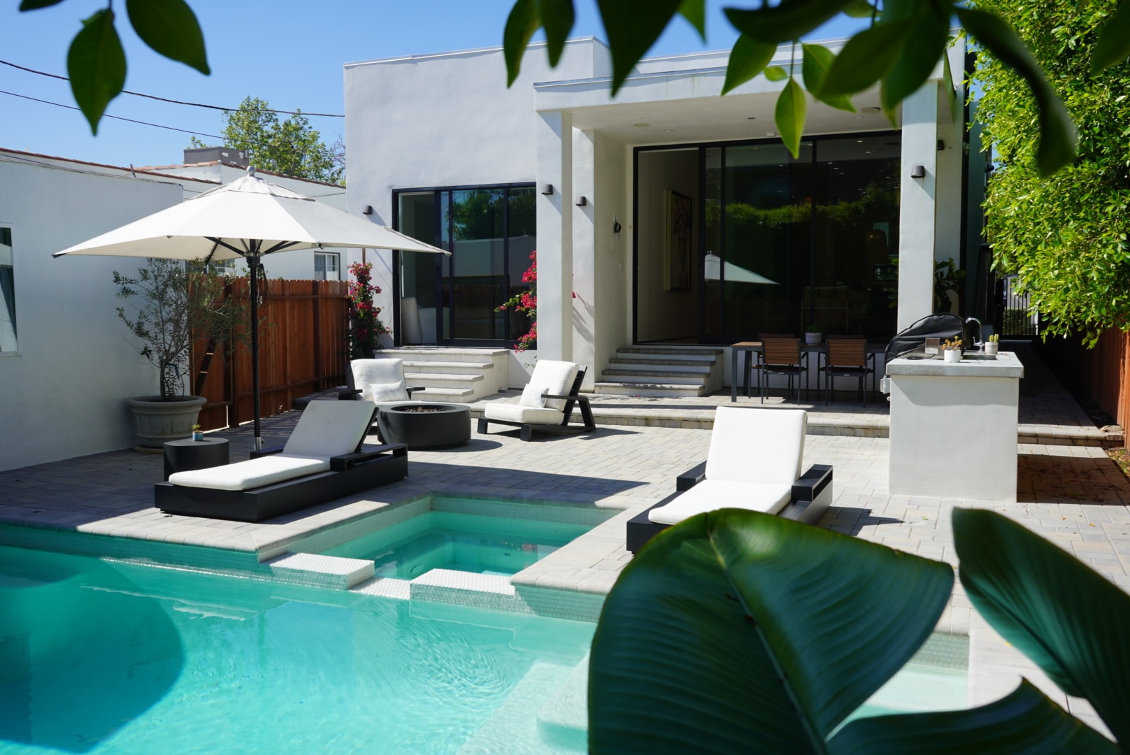 Building Photo - 738 N Sierra Bonita Ave