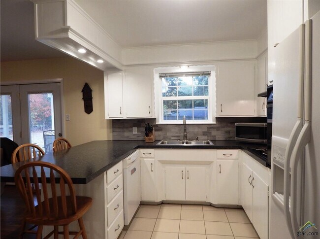 Building Photo - Coming Soon! Beautiful 3 bedroom 2 bath ho...