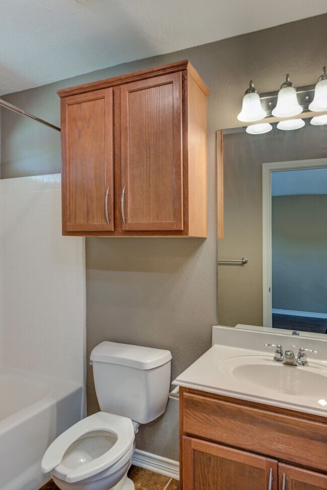 Building Photo - August Pre-Lease! Beautiful 3 Bed, 2 Bath ...