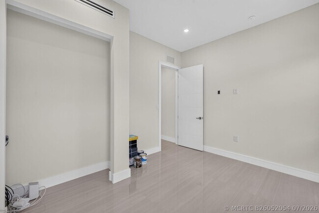 Building Photo - 704 SW 9th St