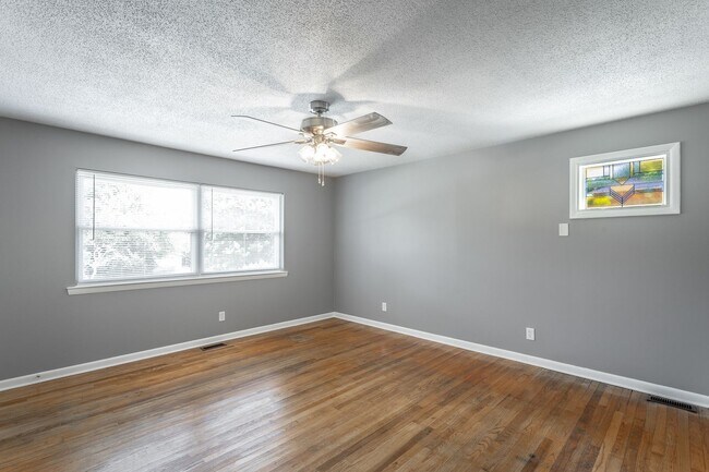 Building Photo - Newly Available! 2 Bedroom 1 Bathroom in the Heart of Hixson!