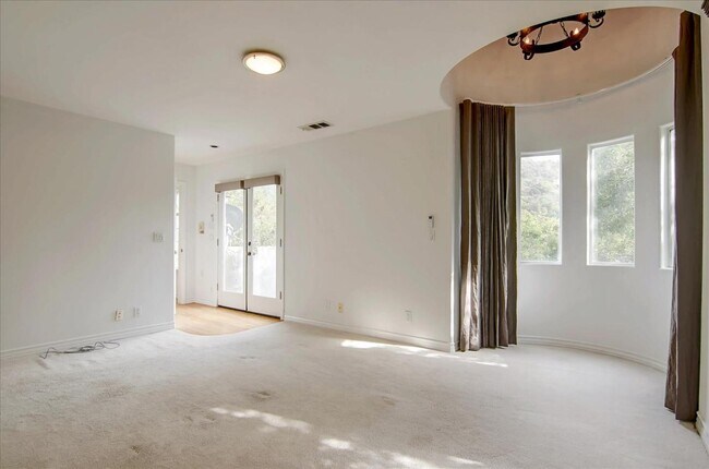 Building Photo - 8527 Wonderland Ave