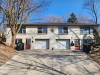 Building Photo - Updated Tosa 2 bedroom townhouse