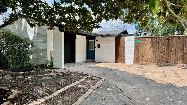 Building Photo - 11103 Greenwillow Dr