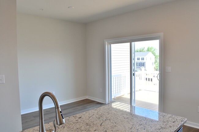 Building Photo - 725 Peony Ln