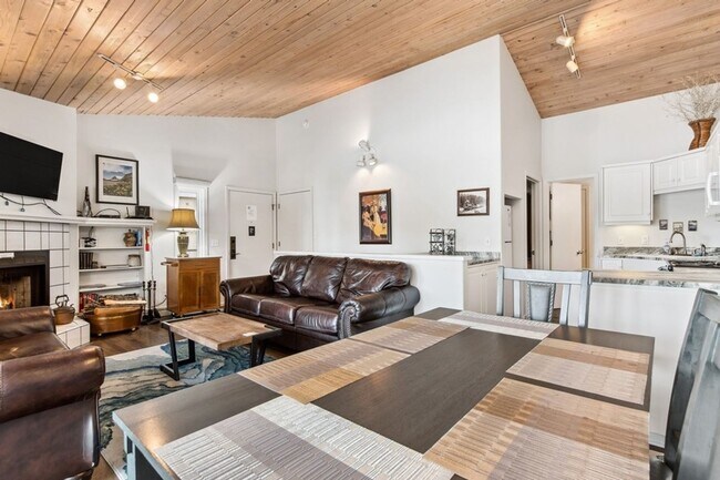 Building Photo - 3 Bed, 2 bath Condo on Whitefish Lake