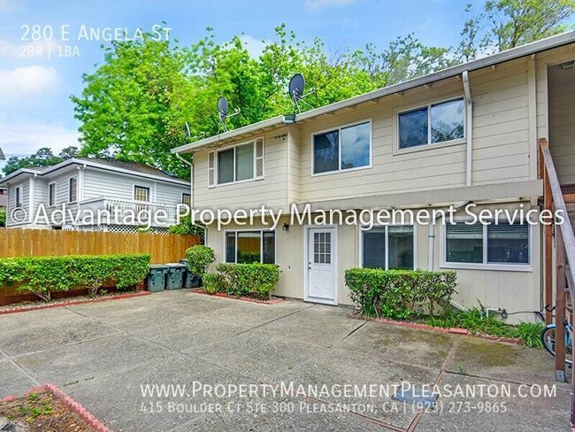 Building Photo - 2 bed, 1 bath, 900 sq. ft tri-plex unit wa...