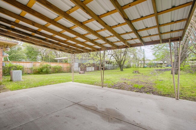 Building Photo - $1,000 Move In Special – First Month with 18 Month Lease