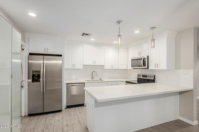 Building Photo - 1208 W 6th St