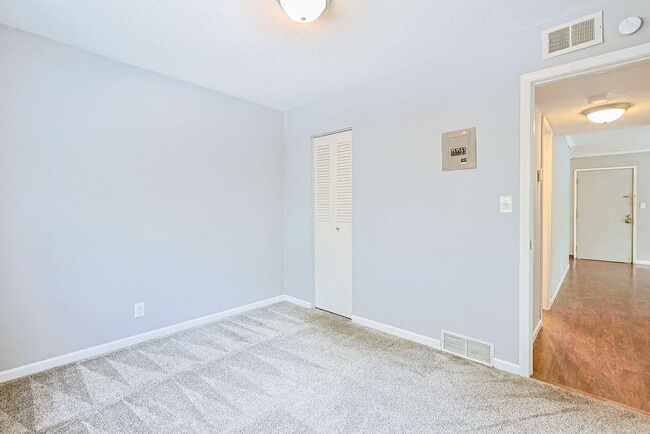 Building Photo - Spacious 2BR/1BA in Pembroke Gardens!