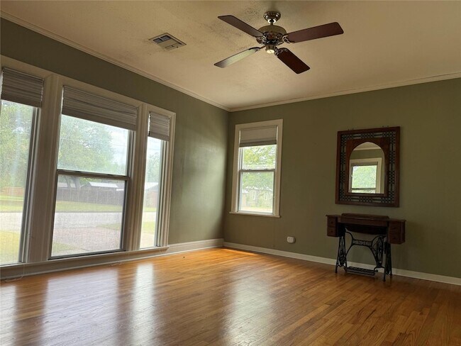 Building Photo - 231 E Live Oak St