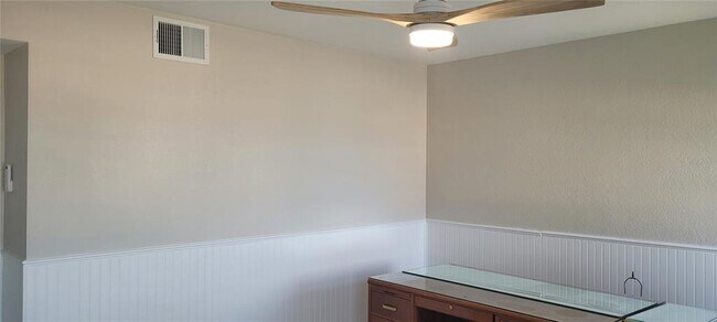 Building Photo - 10355 Paradise Blvd