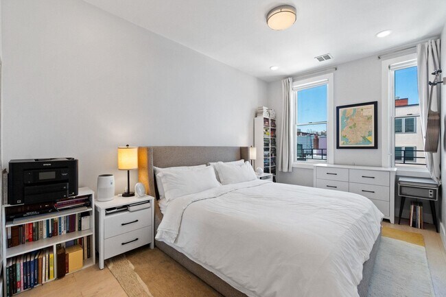 Building Photo - 406 Madison St