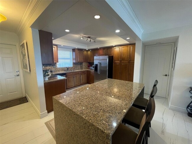 Building Photo - 1160 Hillsboro Mile Unit 904